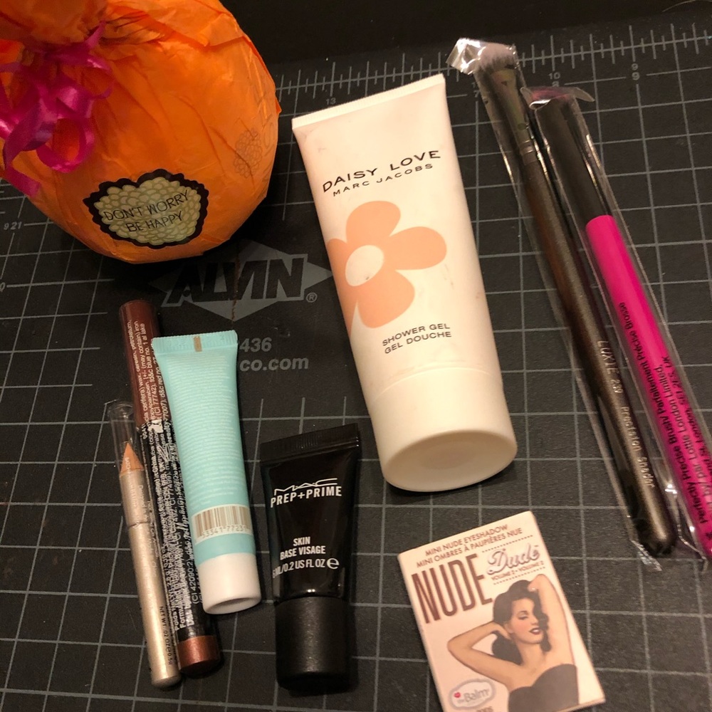 Make-up Bundle - Picture 4 of 4